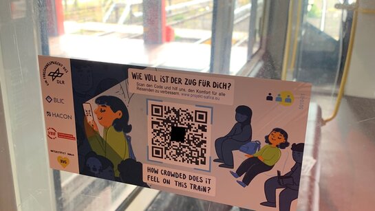 Aufkleber mit QR-Code in U-Bahn